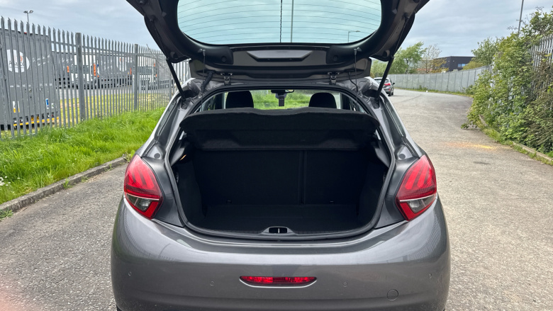 Peugeot 208 1.2 PureTech 82 Signature 5dr [Start Stop] Petrol Hatchback